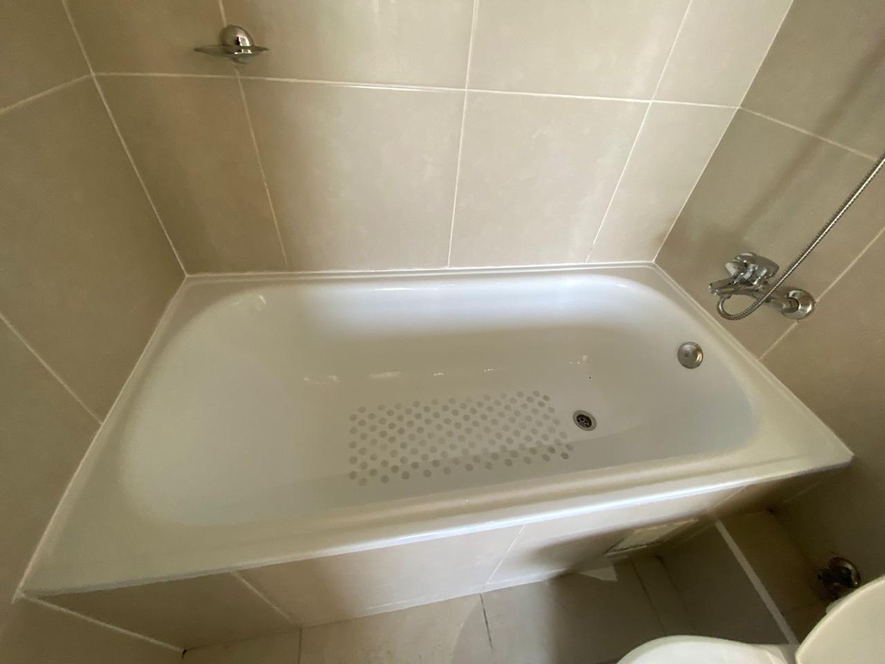Tina limpia con sellos revisados en baño
