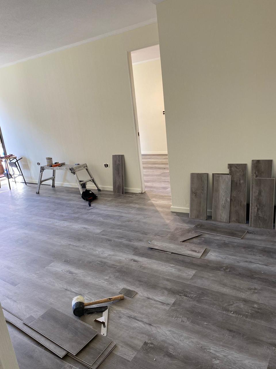 Instalación de piso y terminaciones en proceso de renovación