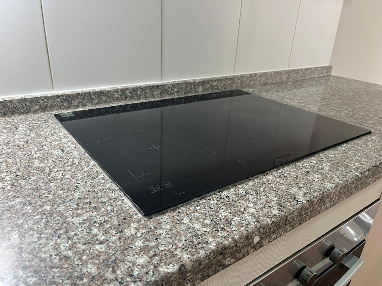 Cubierta de cocina y artefacto revisados para mantención preventiva