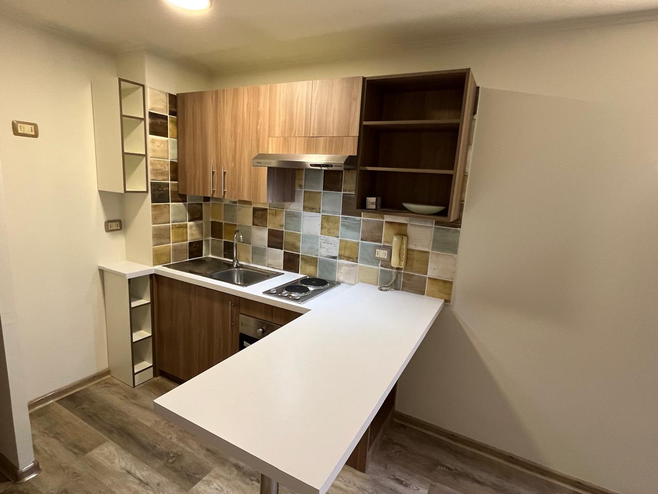 Cocina compacta con muebles funcionales y terminaciones limpias