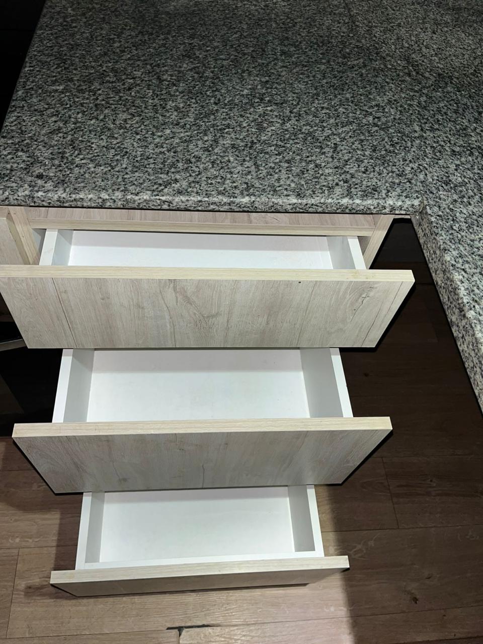 Mueble y repisas reparados antes de mostrar una propiedad