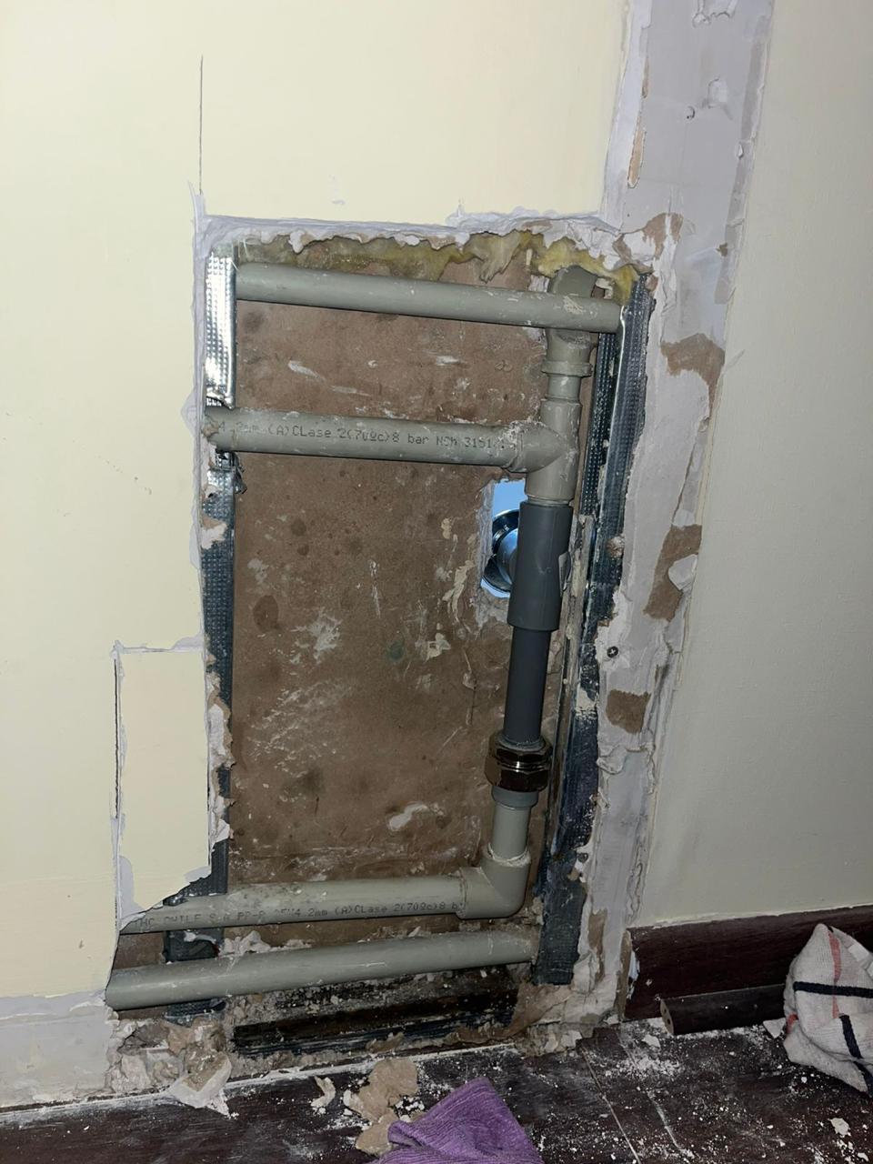 Reparacion de filtracion y tuberias antes de cerrar muro